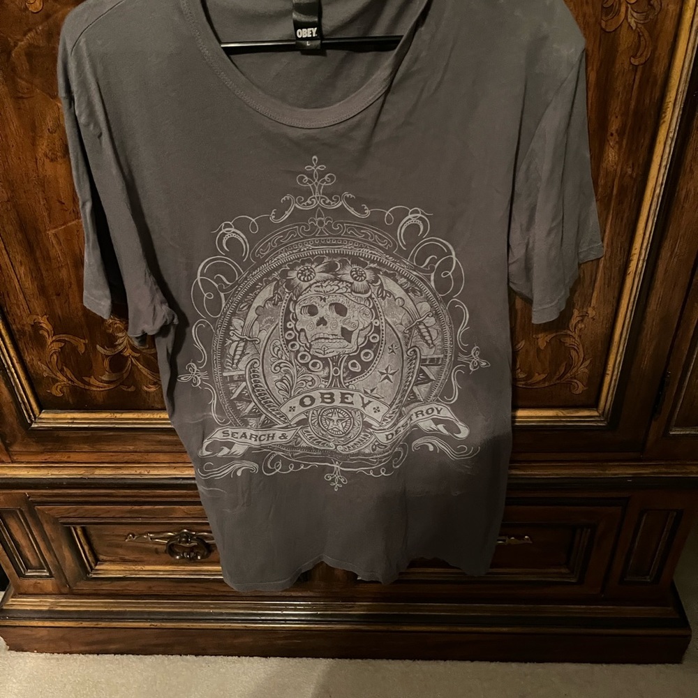 Men’s obey skull T-shirt size l
